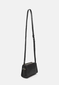Borsa a tracolla nera in pelle con forma rettangolare, una lunga tracolla regolabile e una zip dorata nella parte superiore. Texture liscia.