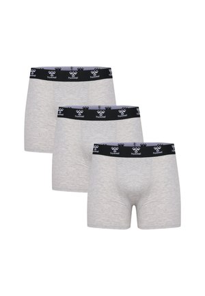 Tre par grå bomullskalsonger med svart midjeband som har en logotyp. Tyget verkar slätt med en figurnära design.