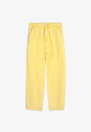 Pantalones de mezclilla amarillos con un corte relajado, diseño estándar de cinco bolsillos y cierre de botones. Textura suave con un ligero efecto de lavado.