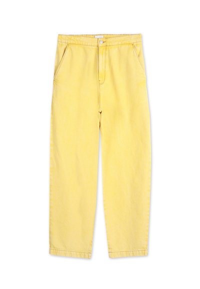Pantalones de mezclilla amarillos con un corte relajado, diseño estándar de cinco bolsillos y cierre de botones. Textura suave con un ligero efecto de lavado.