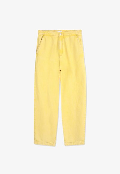 Pantalones de mezclilla amarillos con un corte relajado, diseño estándar de cinco bolsillos y cierre de botones. Textura suave con un ligero efecto de lavado.
