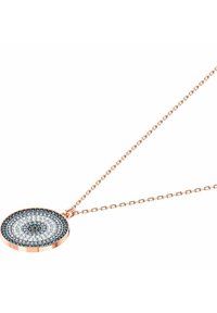 Roségoldkette mit einem runden Anhänger, der konzentrische Muster aus klaren und blauen Kristallen zeigt und an einer zarten Kette befestigt ist.