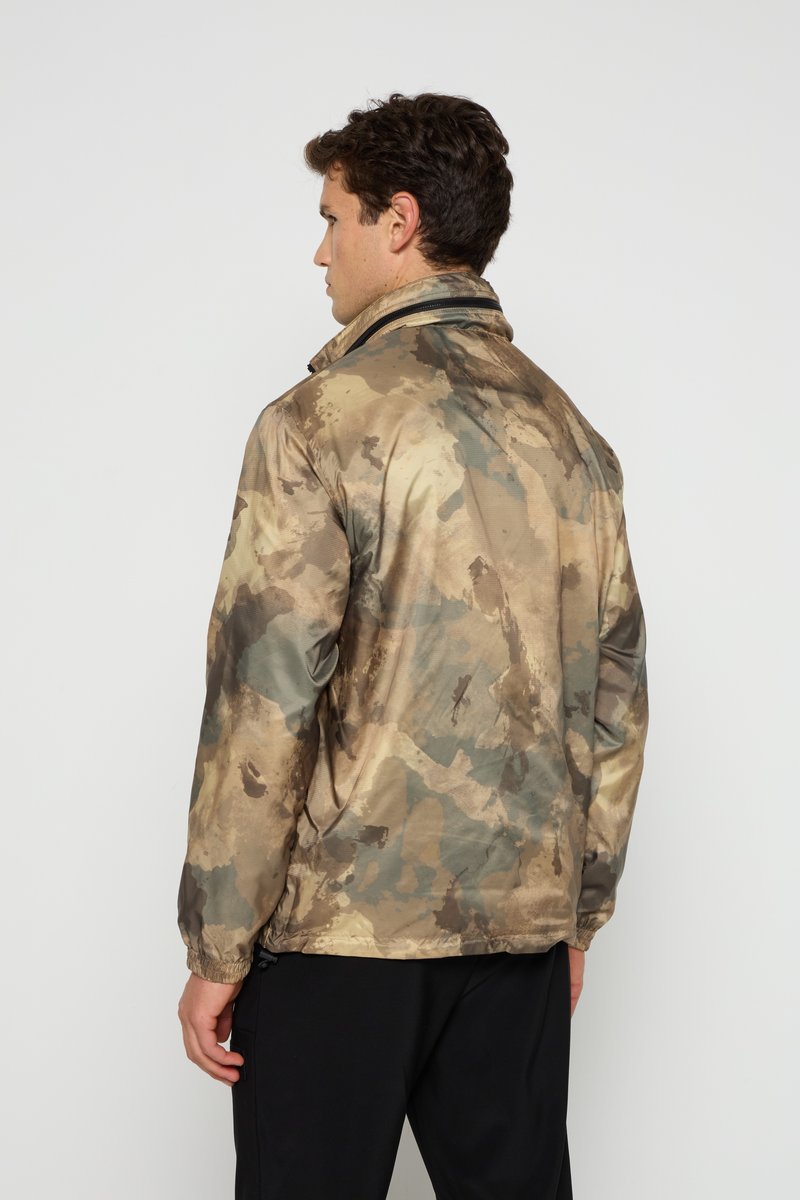 Camouflagejack in bruin- en groentinten, met een hoge kraag, volledige rits en elastische manchetten, met een gladde, glanzende textuur.