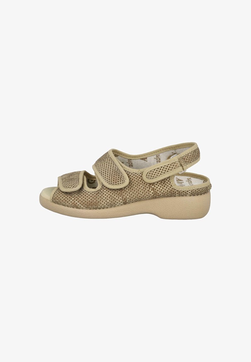 Sandal de malla beige con correas ajustables de Velcro, punta redondeada y suela acolchada. Diseñada para comodidad y transpirabilidad.