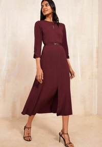 Friends Like These TULIP SLEEVE BELTED FLUTE HEM - REGULAR FIT - Dienas kleita - burgundy red