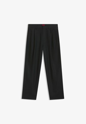 Pantalons noirs avec un design plissé, une coupe large et une texture lisse. Présente une étiquette de taille rouge.