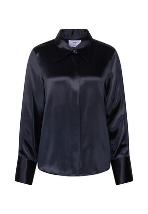 Donkerblauwe satijnen blouse met lange mouwen, een gladde textuur, een puntige kraag en een knoopsluiting aan de voorkant; heeft lichtgepofte mouwen.