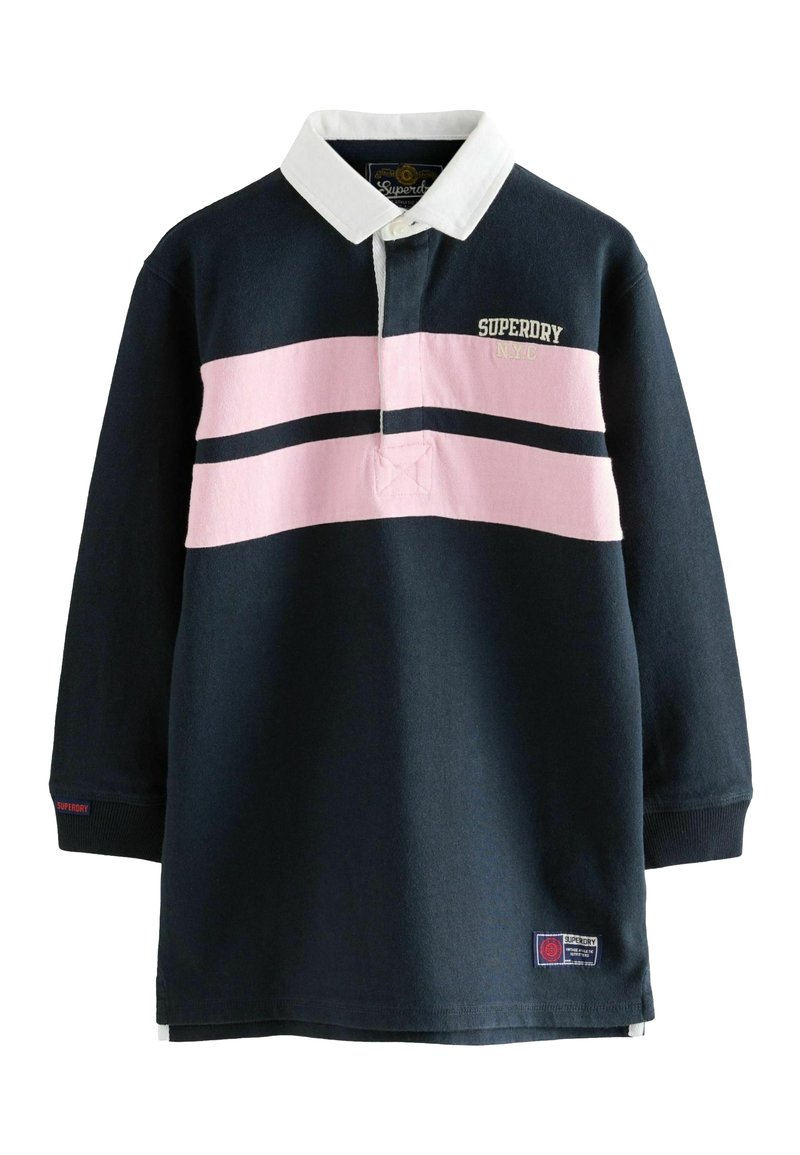 Marineblaues Langarm-Polohemd mit weißem Kragen, ausgestattet mit rosa und schwarzen horizontalen Streifen und einem Patch-Logo auf der Brust.