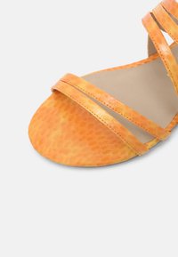 Tamaris Sandaalit nilkkaremmillä - orange