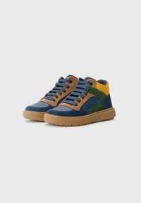 Hoge sneakers van blauw en bruin suede met groene en gele accenten, voorzien van ronde veters en een rubberen zool.