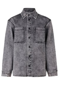 Chaqueta de denim gris lavado con mangas largas, botones a presión en la parte delantera, dos bolsillos en el pecho y un cuello en punta.