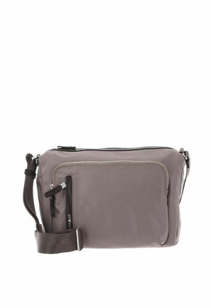 Sac bandoulière en tissu gris avec un compartiment principal zippé, une poche avant, une sangle réglable et des accents de quincaillerie argentée. Texture lisse.