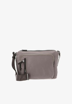 Sac bandoulière en tissu gris avec un compartiment principal zippé, une poche avant, une sangle réglable et des accents de quincaillerie argentée. Texture lisse.