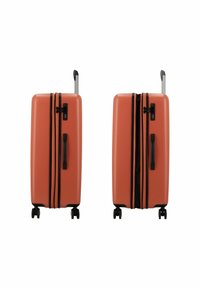 Maleta rígida en color coral naranja, con cremalleras negras, un asa lateral, un asa metálica retráctil y cuatro ruedas negras para mayor movilidad.