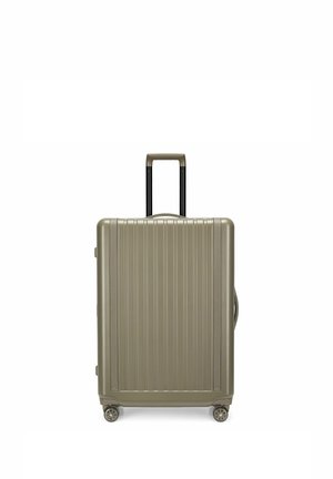 Valise rigide avec des rainures verticales, quatre roues pivotantes, une poignée supérieure et une poignée télescopique rétractée de couleur vert olive.