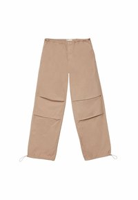 Beige cargobroek met een losse fit, featuring twee grote voorzakken, een elastische tailleband en een trekkoord bij de enkels. Glad stoftextuur.