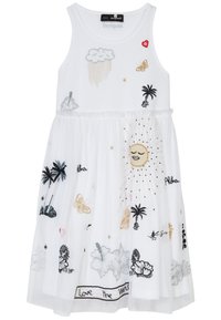 Biała sukienka z haftowanymi wzorami, w tym słońca, chmur, drzew i motyli. Posiada rozkloszowaną tiulową spódnicę i podszyty koronkowy gorset.