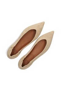 Beige suède ballerina's met een puntige neus en een uitsnijdingsontwerp. Het interieur heeft een gladde, bruin leren voering. Zachte, gestructureerde buitenkant.