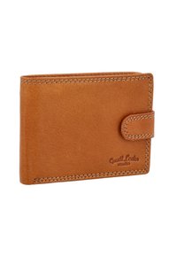 Brūns ādas maks ar teksturētu virsmu, ar siksnu aizdari un kontrastējošām šuvēm. Logo iepresēts priekšpusē.