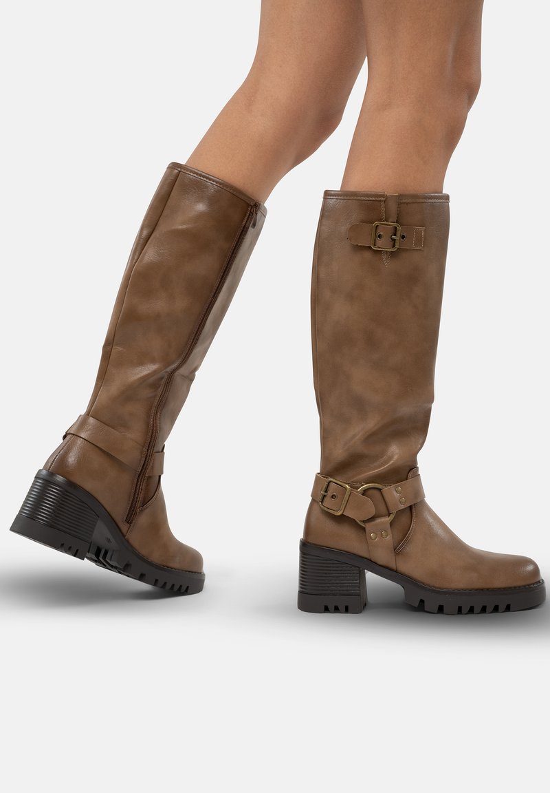 Bruine, tot de knie hoge leren laarzen met een ronde neus, chunky hak, een bandje met gespdetail en een textuurzool, ideaal voor verschillende outfits.