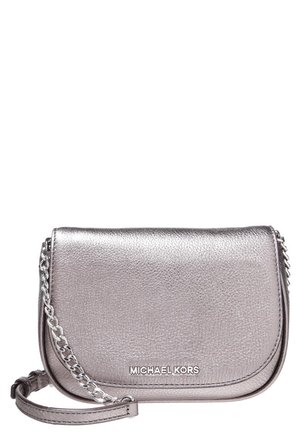 Srebrna skórzana torba na ramię Michael Kors z łańcuszkowym paskiem i klapą, faktura powierzchni, plakietka z logo z przodu.