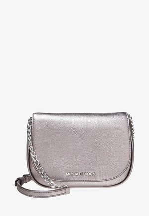 Srebrna skórzana torba na ramię Michael Kors z łańcuszkowym paskiem i klapą, faktura powierzchni, plakietka z logo z przodu.