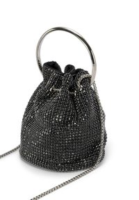 Bolso negro con cierre de cordón, cubierto de pequeñas cuentas reflectantes, cuenta con un asa metálica circular y una correa de cadena para llevar.