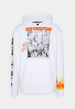 Sudadera con capucha blanca con estampado en blanco y negro de paisaje urbano, texto naranja "CARLO COLUCCI", detalles en cursiva y gráfica de llama naranja en el puño de la manga derecha.