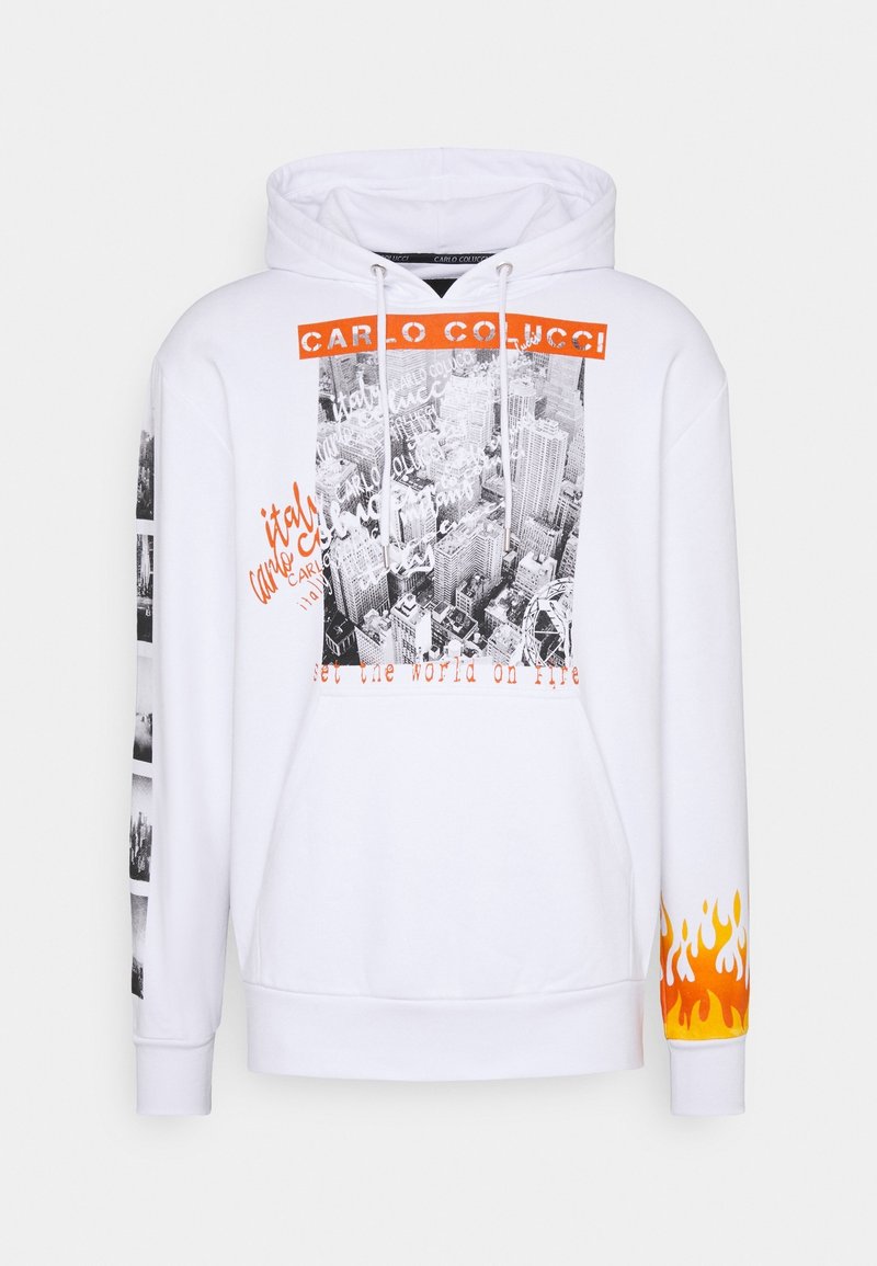 Sweat à capuche blanc avec imprimé paysage urbain en noir et blanc, texte « CARLO COLUCCI » orange, détails en script, et graphique de flamme orange sur le bord de la manche droite.