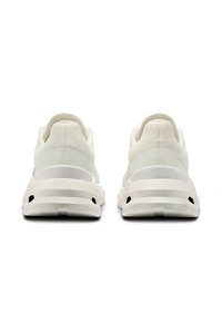 Sneakers bianchi con tomaia testurizzata, controcaviglia liscia e suola ammortizzata. Presentano porti di ventilazione sottili e un design slanciato.