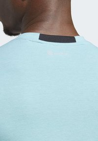 adidas Performance DESIGNED FOR TRAINING - Camiseta estampada - preloved blue
