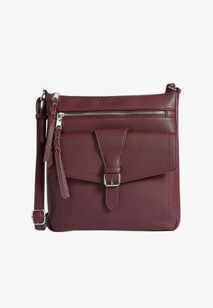 Burgundi bőr crossbody táska elülső csat zsebbel, cipzáras rekesszel és állítható vállpánttal.