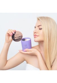 Fioletowa świeca z błyszczącą różowo-złotą pokrywką. Posiada dekoracyjną etykietę, złote akcenty oraz naturalny kamień wtopiony w wosk.