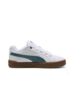 Hvid lav sneaker med turkis sideliste, hvide snørebånd, polstret krave og brun gummisål, vist i profil.