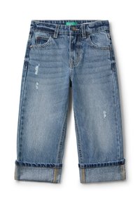 Jeans de mezclilla azul claro con un corte relajado, que presentan áreas desgastadas, dobladillos enrollados y un cierre de botón estándar en la cintura.