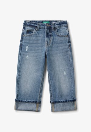 Jeans de mezclilla azul claro con un corte relajado, que presentan áreas desgastadas, dobladillos enrollados y un cierre de botón estándar en la cintura.