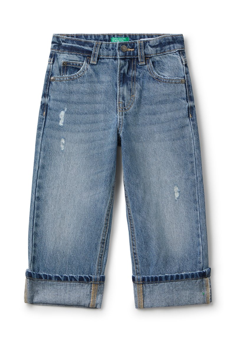 Jeans de mezclilla azul claro con un corte relajado, que presentan áreas desgastadas, dobladillos enrollados y un cierre de botón estándar en la cintura.