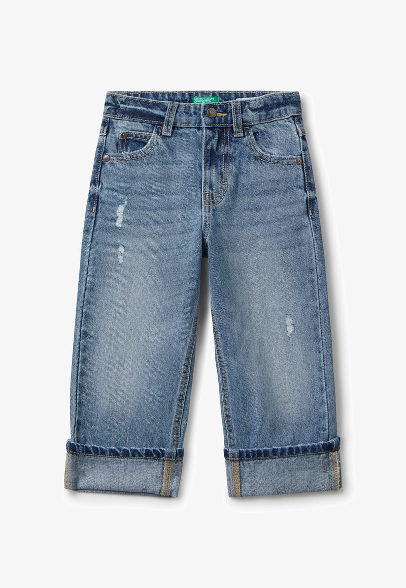 Jeans de mezclilla azul claro con un corte relajado, que presentan áreas desgastadas, dobladillos enrollados y un cierre de botón estándar en la cintura.