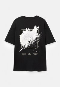 Sort t-shirt med korte ærmer, der har et stort hvidt grafikdesign og tekst på ryggen, med en abstrakt form inden for en kvadratisk kontur.