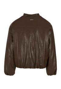 Giacca bomber in faux leather marrone con collo alto, orlo elasticizzato e maniche voluminose. Presenta un logo discreto sul colletto.