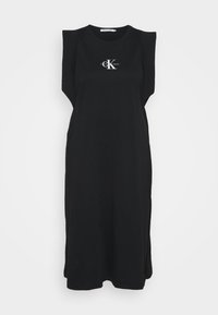 Czarna sukienka bez rękawów z okrągłym dekoltem, wykonana z miękkiego materiału. Posiada białe logo na piersi oraz luźny, komfortowy krój.