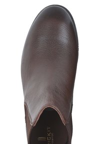 Brązowy skórzany but wsuwany z okrągłym noskiem, teksturowaną cholewką i gładkim wykończeniem. Posiada niski obcas oraz wytłoczone logo na wkładce.