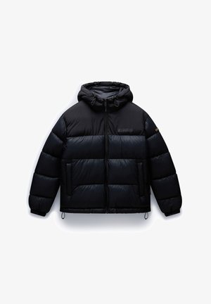 Schwarze Pufferjacke mit Kapuze, ausgestattet mit einem Reißverschluss, elastischen Bündchen und zwei Vorderstaschen. Hergestellt aus wattiertem, glänzendem Material.