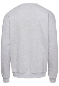 Sweat-shirt gris à manches longues, col rond, fabriqué en tissu doux. Caractéristiques de poignets et d'ourlet côtes, design épuré sans logos ou motifs visibles.
