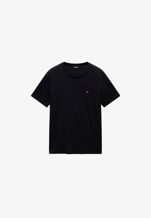 Απλή μαύρη κοντομάνικη μπλούζα με στρογγυλή λαιμόκοψη και μικρό ορθογώνιο λογότυπο σε κόκκινο, άσπρο και μπλε στο αριστερό μέρος του στήθους.