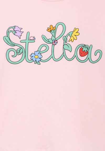 Zeleni tekst 'Stella' pisan kurzivom na ružičastoj pozadini s cvijećem, bubamarom, žutim leptirom i crvenom jagodom koja ukrašava slova.