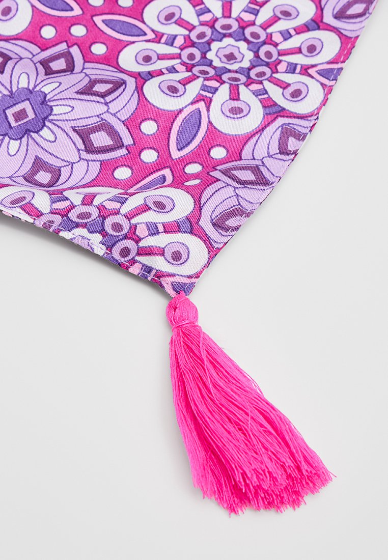 Tissu coloré avec un motif floral en rose, violet et blanc. Présente une frange rose dans un coin. Texture légère et douce.