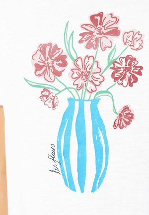 Jarrón a rayas azules y blancas que sostiene flores rosas con tallos y hojas verdes, acompañado del texto "les fleurs."