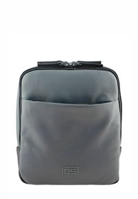 Sac en tissu gris avec une surface texturée, doté d'une poche frontale et d'une fermeture éclair sur le dessus. Logo embossé en bas à l'avant.