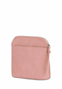 Růžová kožená taška s texturovaným povrchem, zapínáním na zip a malým poutkem na zápěstí. Na přední straně je detail loga.